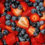 2808893-tagliati-di-fragole-e-mirtilli-accumulato-su-alta