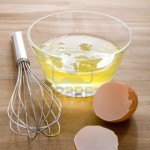 1172955-albume-d-39-uovo-crudo-appena-crackizzati-in-un-ciotola-di-vetro-in-attesa-di-essere-whisked