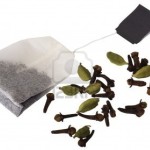 10236824-close-up-di-una-bustina-di-te-con-i-chiodi-di-garofano-e-cardamomo