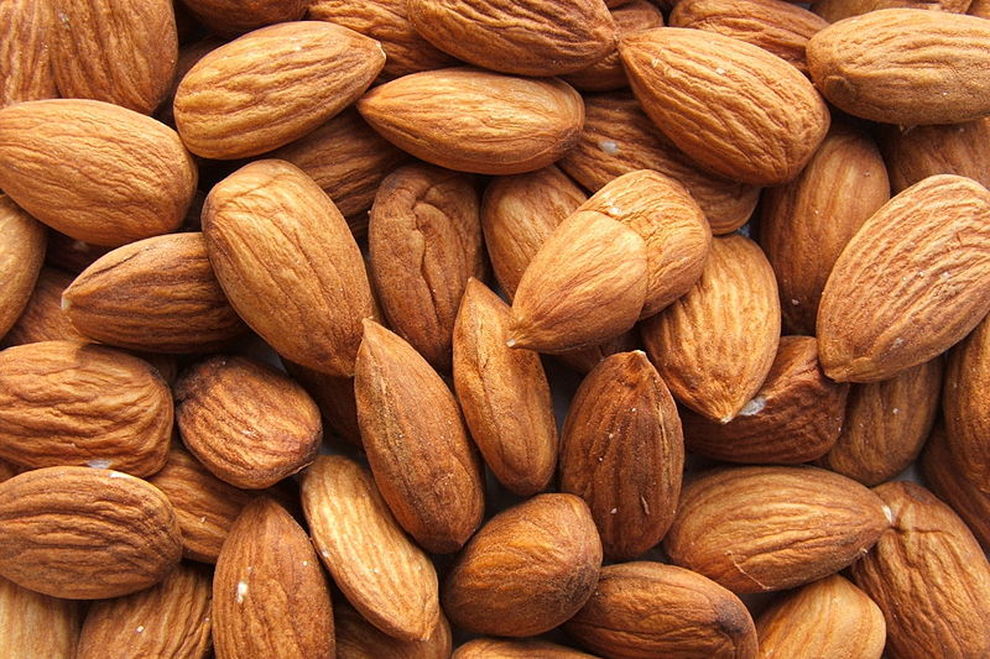 Mangiare Mandorle E Cioccolato Fondente Riduce Il