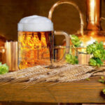 70237209-vetro-di-birra-con-luppolo-e-orzo-nella-fabbrica-di-birra