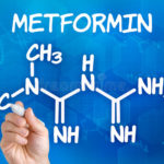 mano-che-disegna-la-formula-chimica-di-metformina-36639774