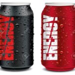 85015153-la-latta-per-bevande-energetiche-può-essere-rosso-e-nero-con-molte-gocce-d-acqua