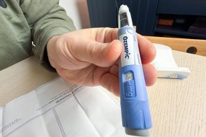 Hand-Holding-Blue-GLP-1-Semaglutide-Ozempic-Pen-Close-Up-1200x800